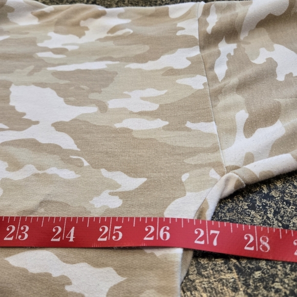 Wonderland Studio Sweatshirt Tan & Cream Camo Pattern Slit Sides Women size 3X - Picture 6 of 9